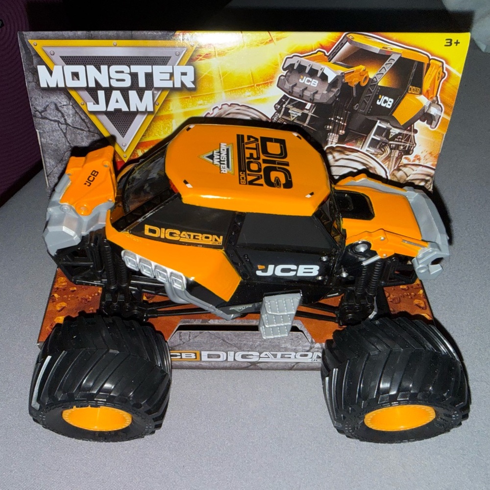 NWT Monster Jam 1:24 Digatron monster truck